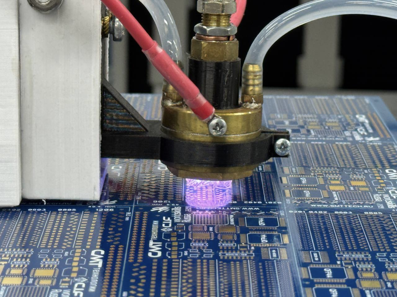 Плазменная струя при обработке печатной платы